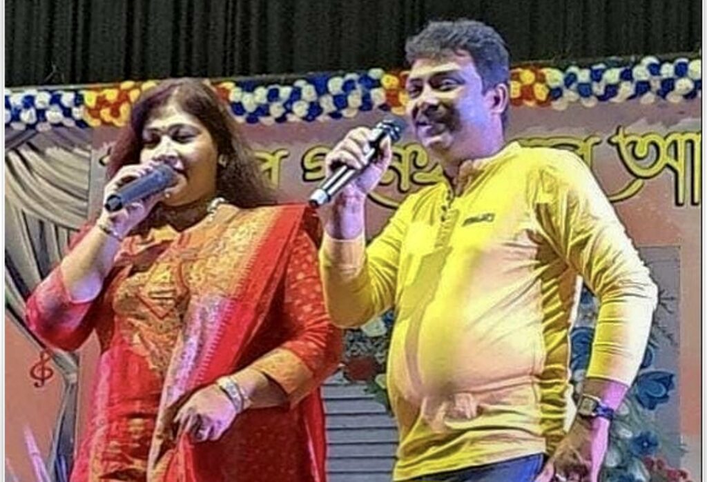 হাওড়া শরৎ সদনে আধুনিক ও স্বর্ণযুগের মিশেল সঞ্জয় ও ঝুমকীর গানে….।